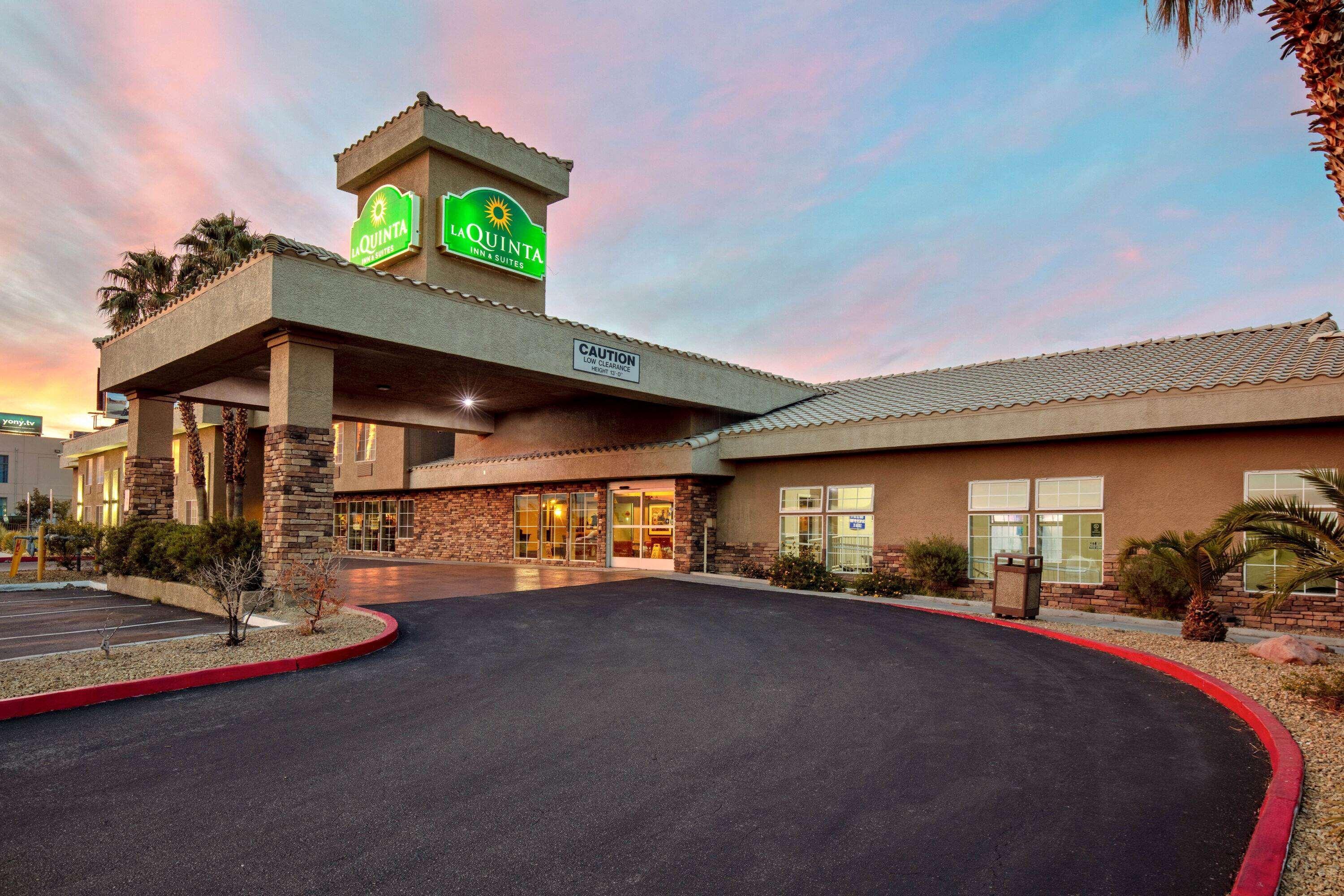 La Quinta Inn & Suites By Wyndham Lv Tropicana Stadium Las Vegas Exterior foto
